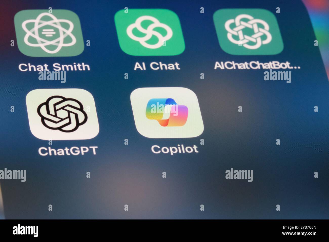 Microsoft Copilot, OpenAI ChatGPT und verschiedene KI-Chatbot-Apps. Stockfoto