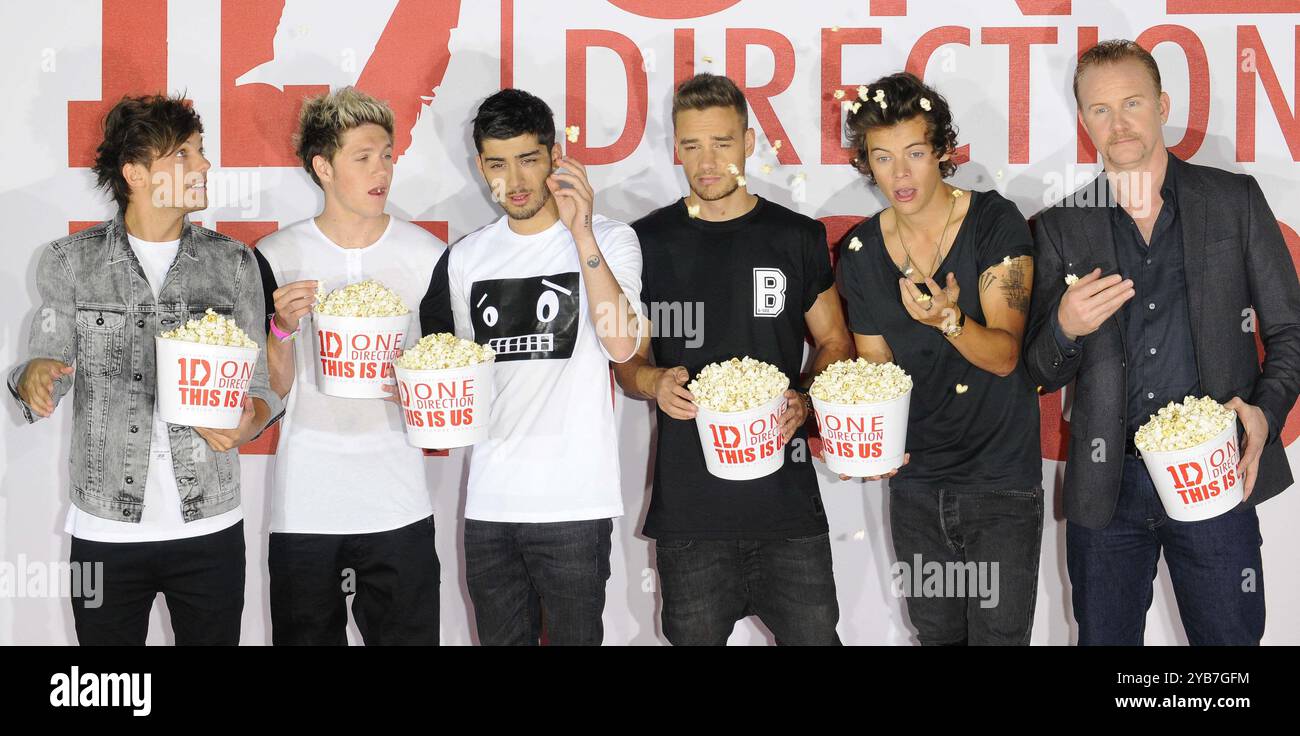 One Direction ( Louis Tomlinson, Niall Horan, Zayn Malik, Liam Payne & Harry Styles ) & Director Morgan Spurlockbesuchte The One Direction: This is U Stockfoto
