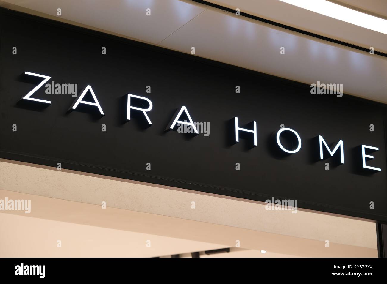 Shanghai, China - 8. Juli 2023: ZARA HOME Store Schild. Markenlogo der ZARA-HEIMFIRMA Stockfoto