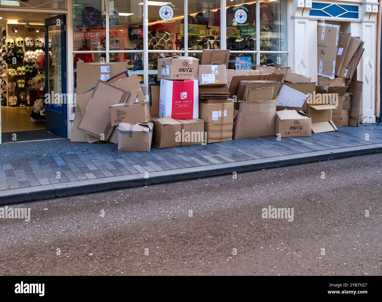 Kartonschachteln zum Recycling gestapelt Stockfoto