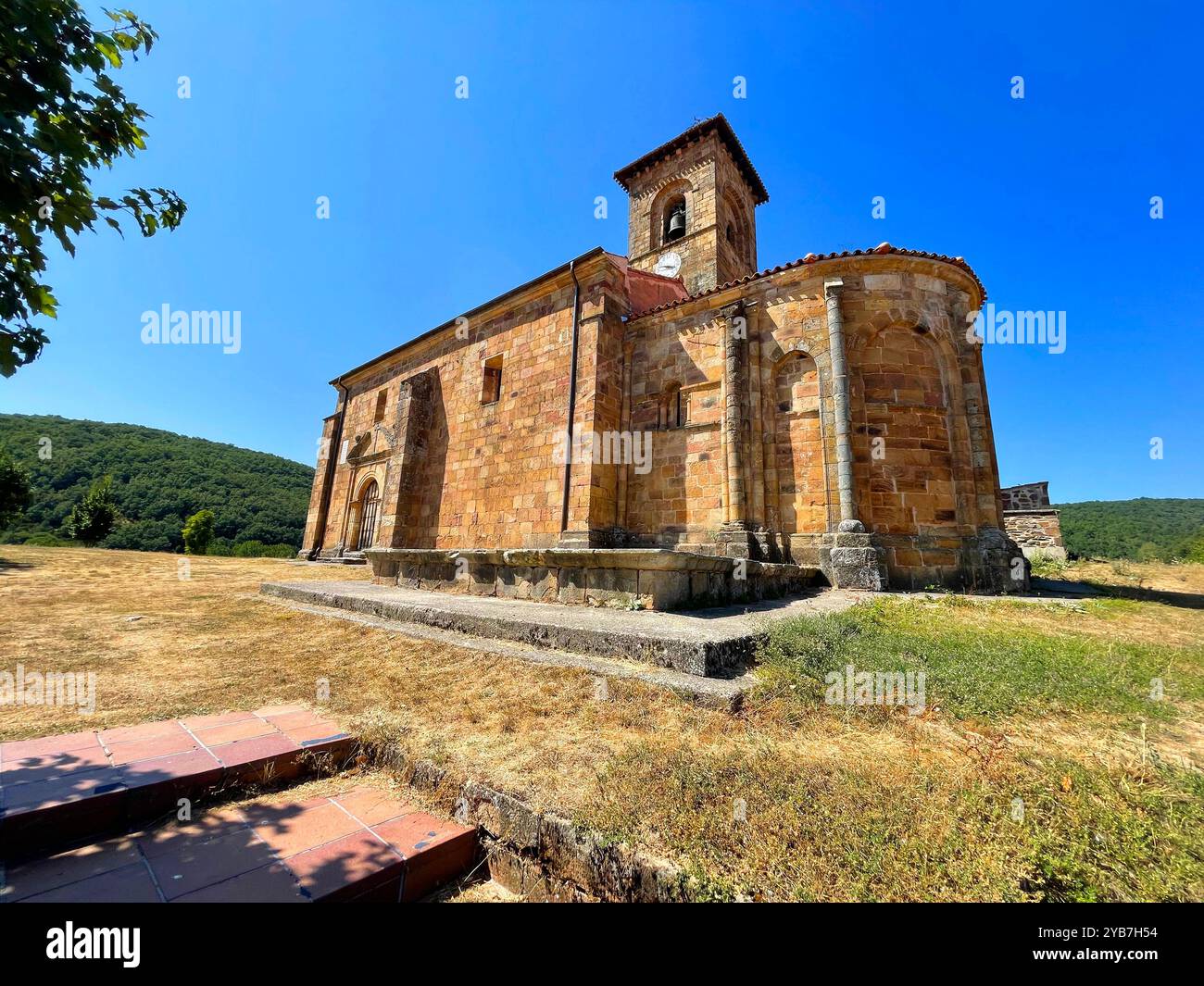 Kirche Santa Columba. Riocavado de la Sierra, Provinz Burgos, Castilla Leon, Spanien. Stockfoto