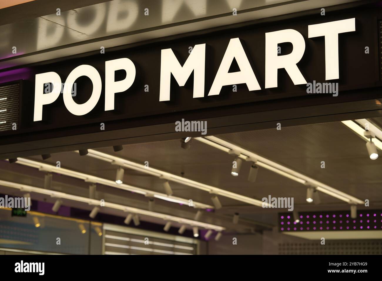Shanghai, China - 8. Juli 2023: Pop-Mart-Ladenschild. Chinesisches Spielzeughersteller Stockfoto