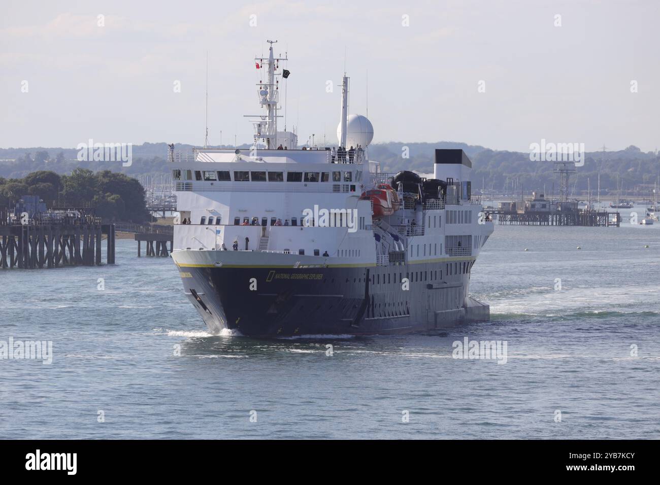 Die Lindblad Expeditions Passagierkreuzfahrtschiff MS NATIONAL GEOGRAPHIC EXPLORER verlässt den Hafen Stockfoto