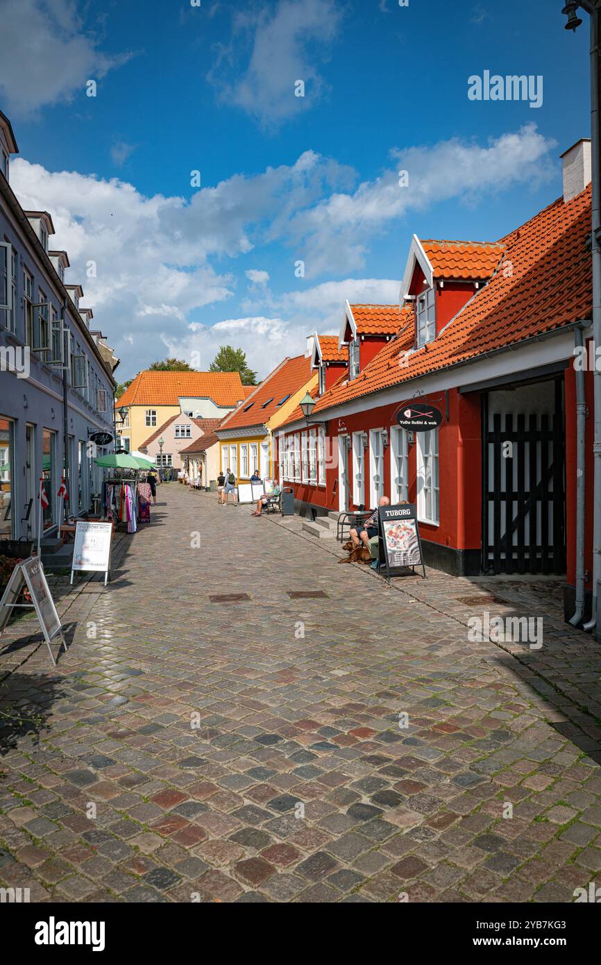 Bezaubernde Europäische Straße in ebeltoft, dänemark mit farbenfrohen Gebäuden Stockfoto