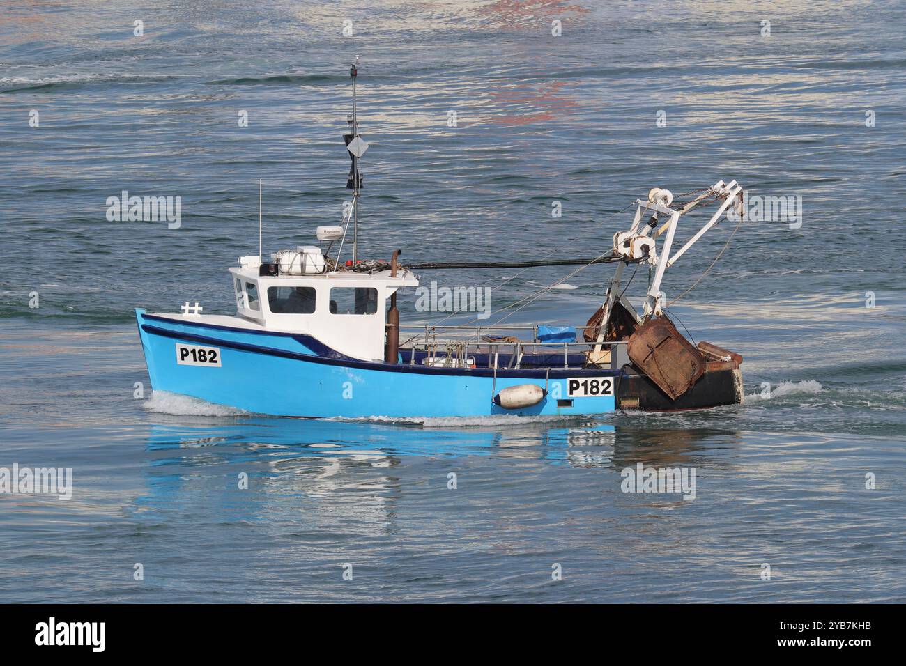 Das im Vereinigten Königreich registrierte Fischereifahrzeug FV EXTOSEA (P182), das in lokalen Gewässern unterwegs ist Stockfoto