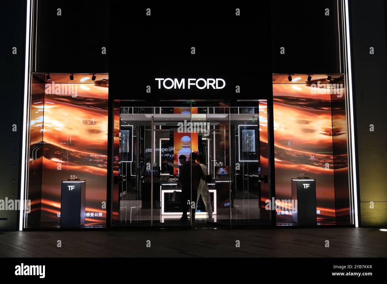 Hangzhou, China - 15. Juli 2023: TOM FORD Beauty-Einzelhandel bei Nacht Stockfoto