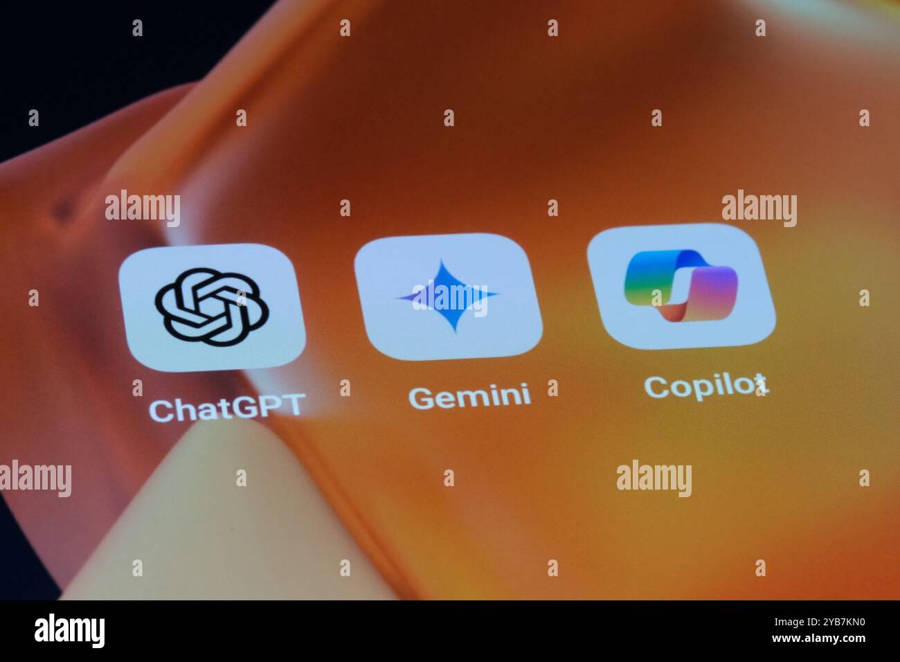 Shanghai, China-17. Februar 2024: Google Gemini, OpenAI ChatGPT und Microsoft Copilot App Symbole auf dem Bildschirm. Verschiedene mobile AI-Apps Stockfoto