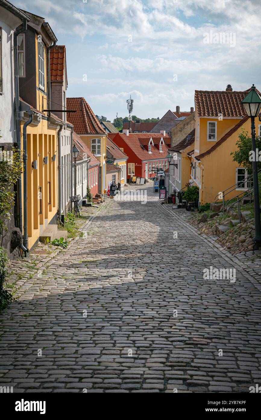 Bezaubernde Europäische Straße in ebeltoft, dänemark mit farbenfrohen Gebäuden Stockfoto
