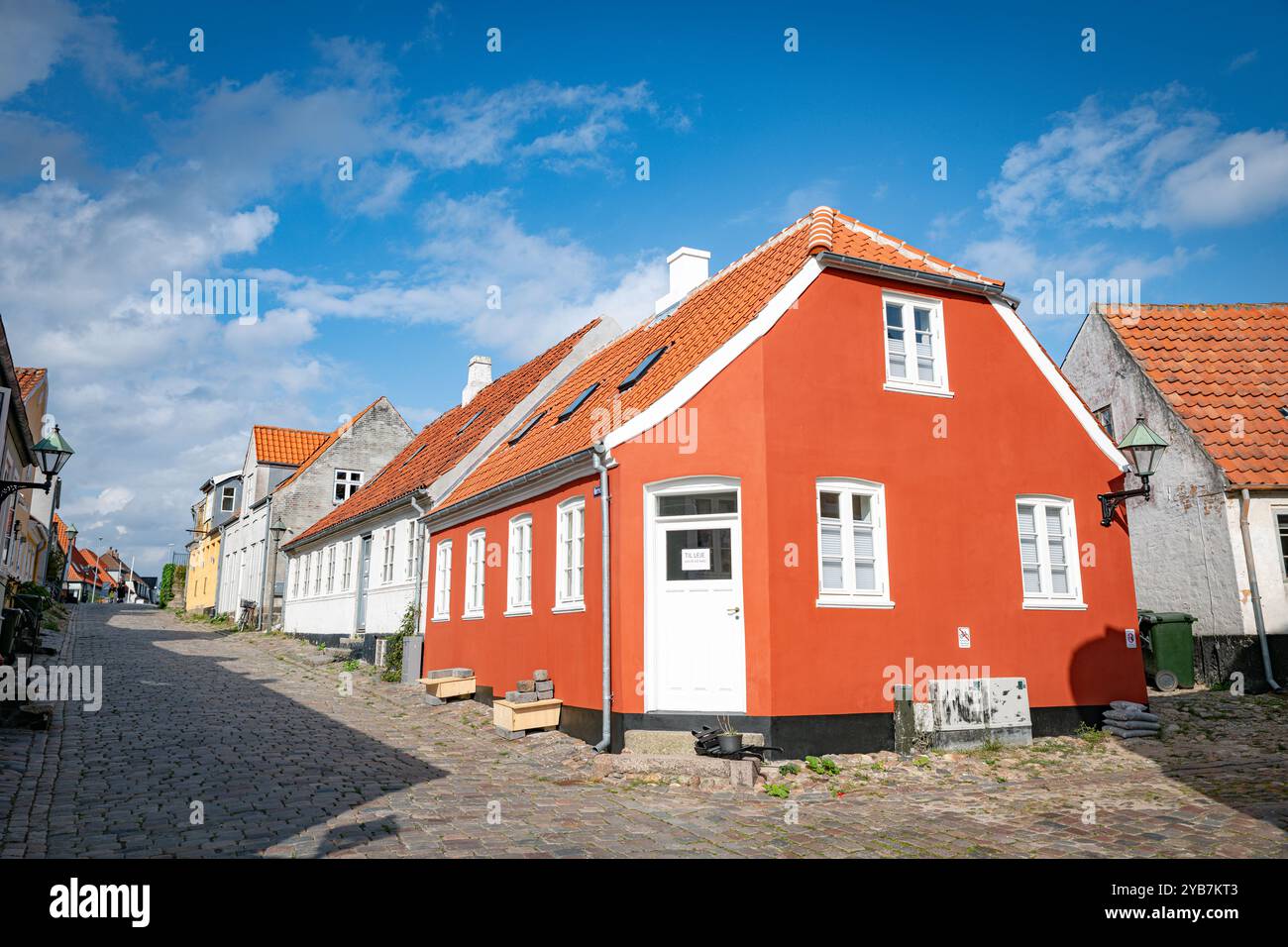 Bezaubernde Europäische Straße in ebeltoft, dänemark mit farbenfrohen Gebäuden Stockfoto