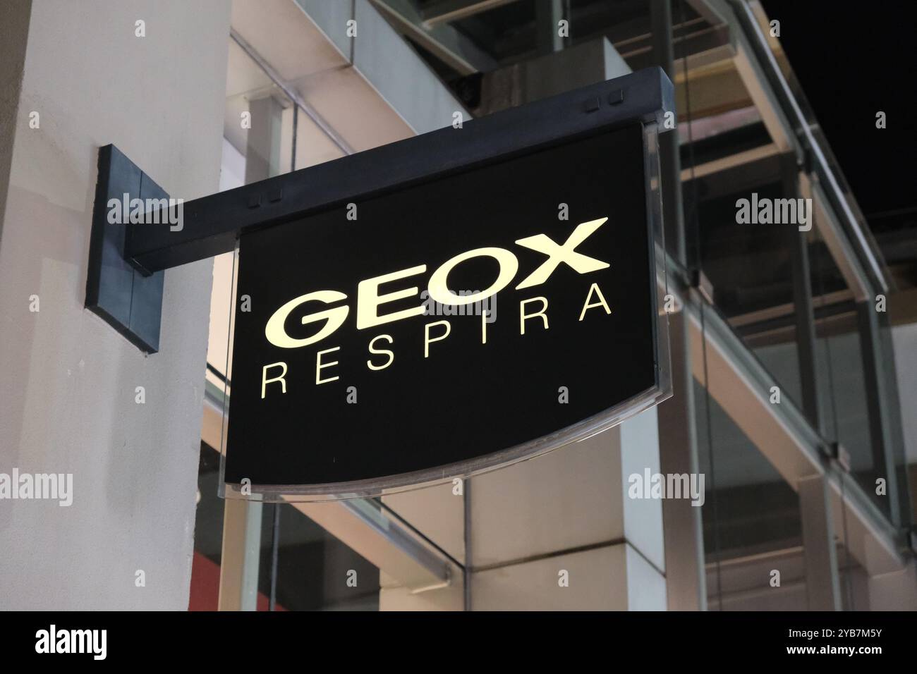 Suzhou, China - 20. August 2023: Geox Store Sign Brand Logo Stockfoto