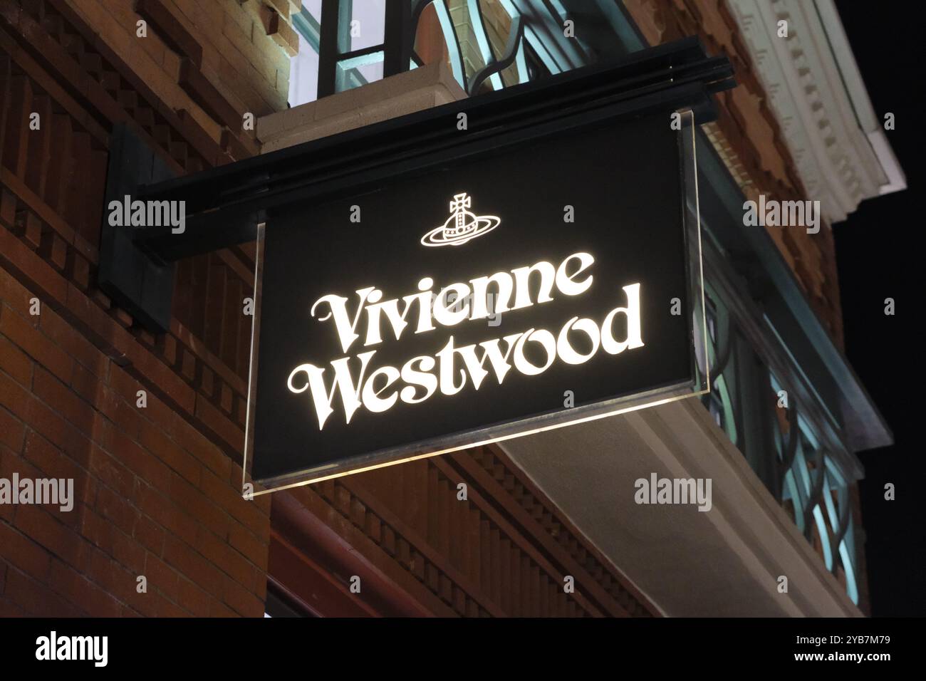 Suzhou, China-20. August 2023: Markenlogo des Vivienne Westwood Store Sign Stockfoto