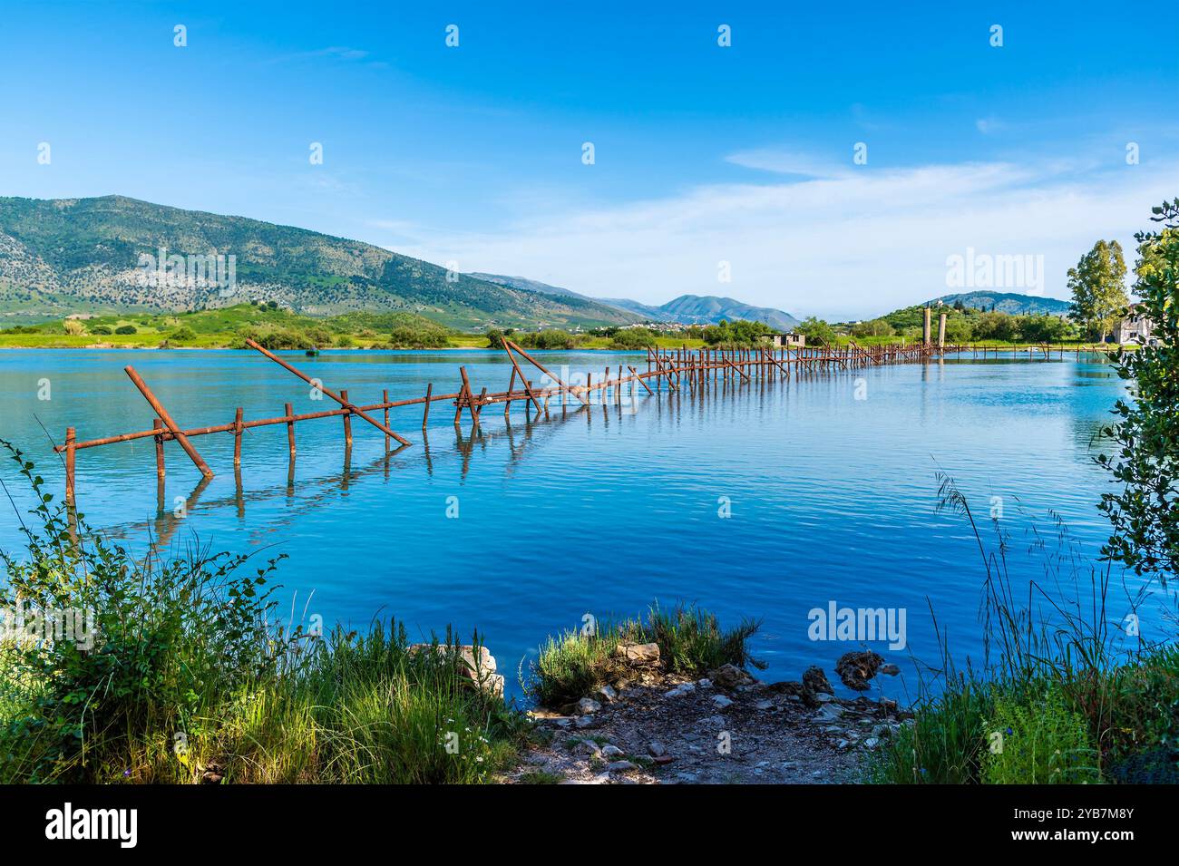 Ein Blick auf eine Staumauer in einem Süßwassersee neben den antiken Ruinen in Butrint, Albanien im Sommer Stockfoto