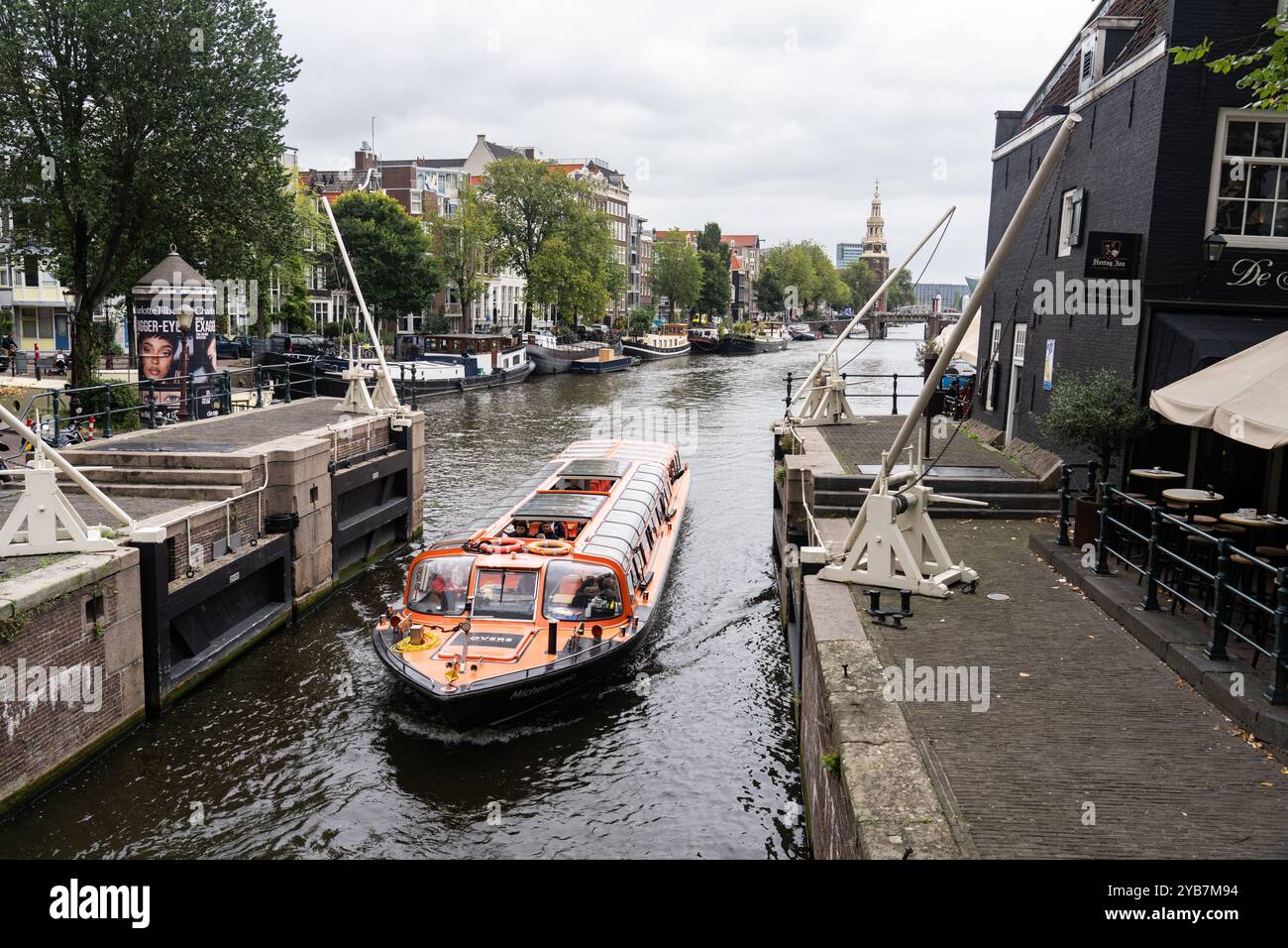 Amsterdam, Niederlande - 13. September 2024: Stadtlandschaft von Amsterdamer Straßen und mehreren Wasserkanälen mit historischen Gebäuden Stockfoto