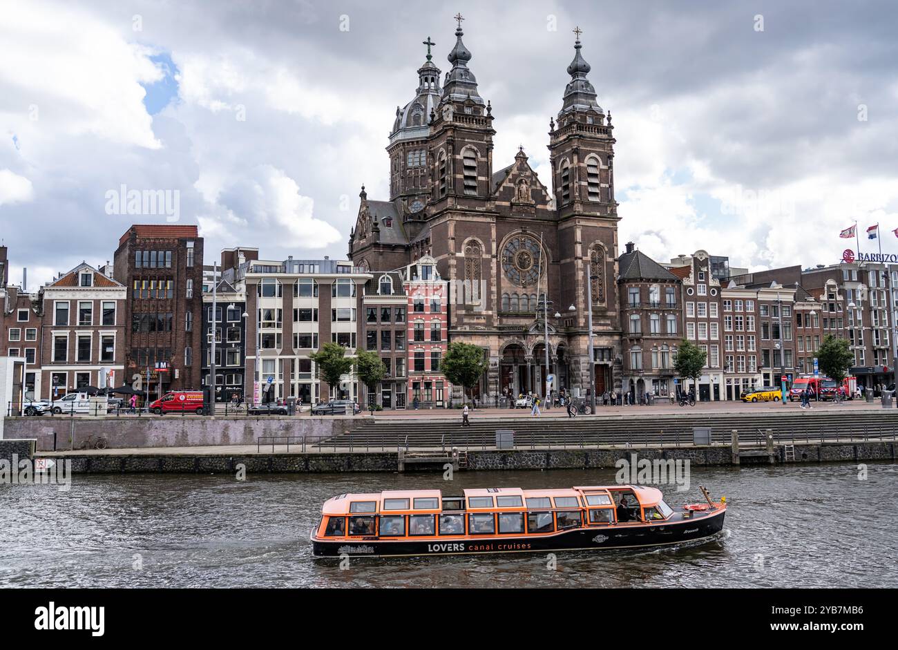 Amsterdam, Niederlande - 13. September 2024: Stadtlandschaft von Amsterdamer Straßen und mehreren Wasserkanälen mit historischen Gebäuden Stockfoto