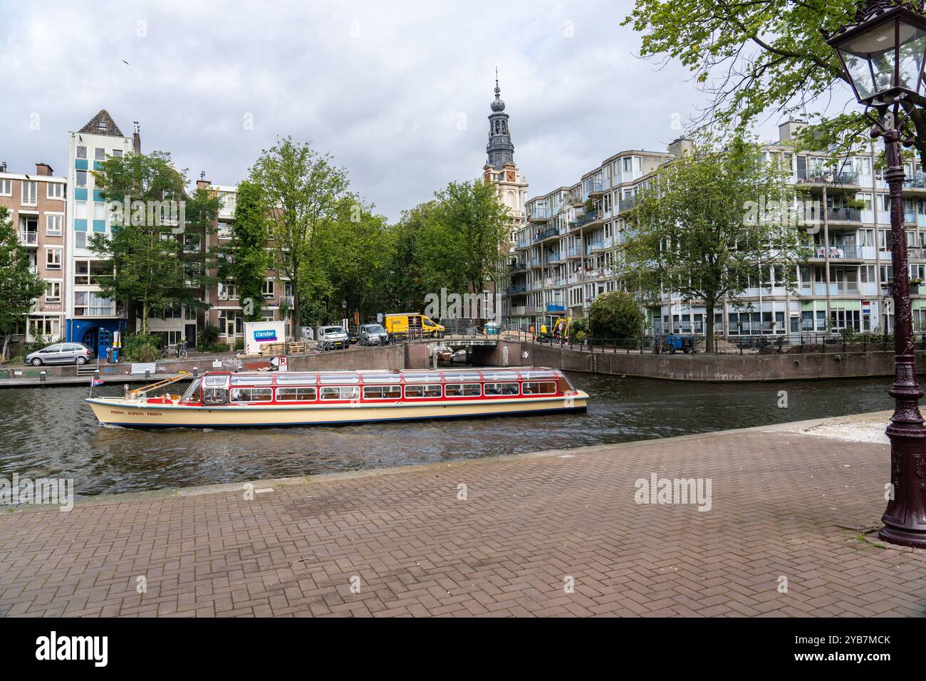 Amsterdam, Niederlande - 13. September 2024: Stadtlandschaft von Amsterdamer Straßen und mehreren Wasserkanälen mit historischen Gebäuden Stockfoto
