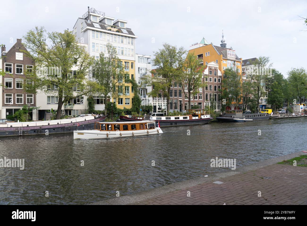 Amsterdam, Niederlande - 13. September 2024: Stadtlandschaft von Amsterdamer Straßen und mehreren Wasserkanälen mit historischen Gebäuden Stockfoto