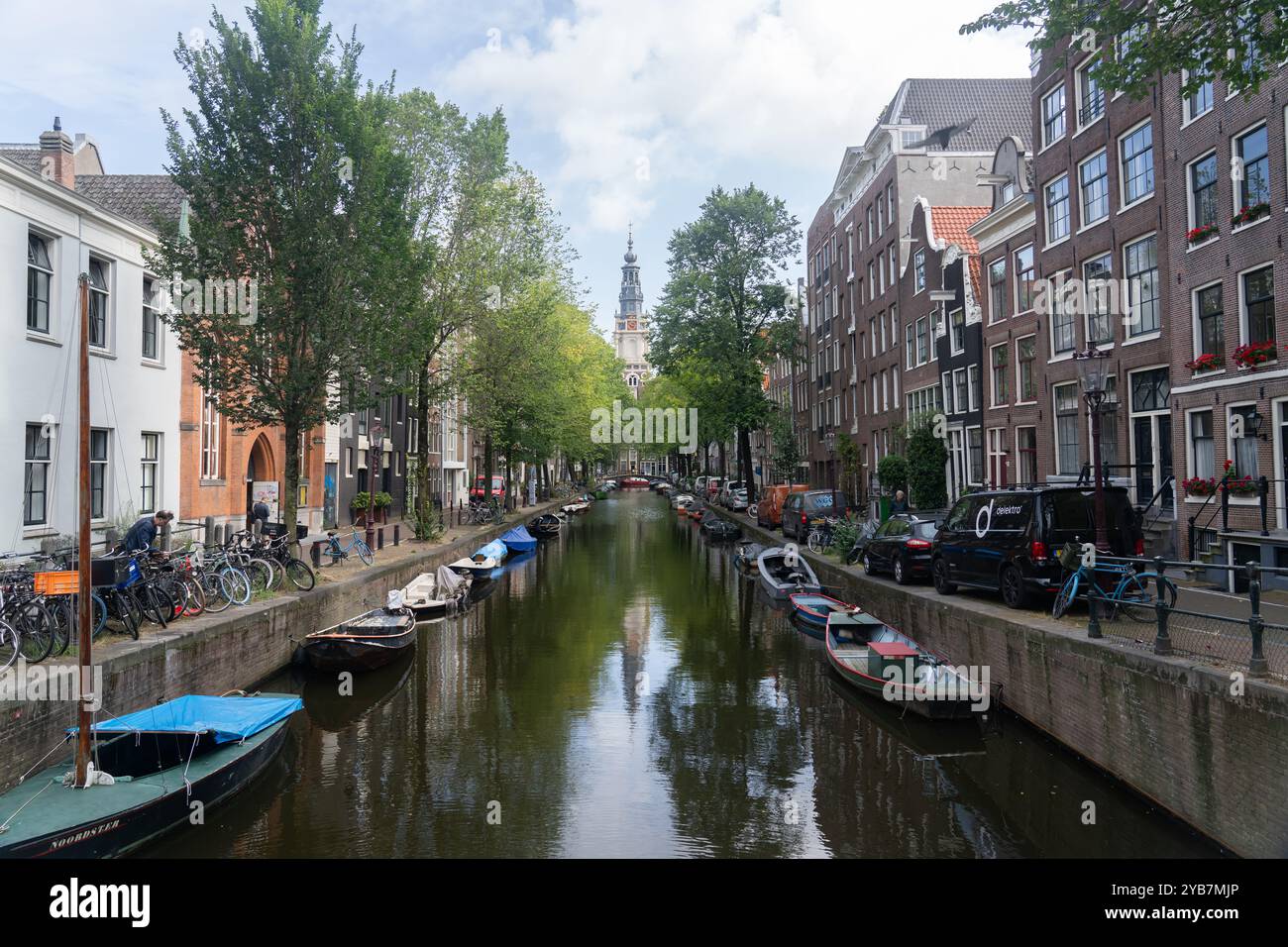 Amsterdam, Niederlande - 13. September 2024: Stadtlandschaft von Amsterdamer Straßen und mehreren Wasserkanälen mit historischen Gebäuden Stockfoto