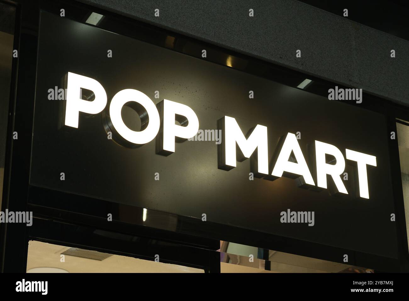 Close Up Pop Mart Store Schild Firmenlogo Stockfoto