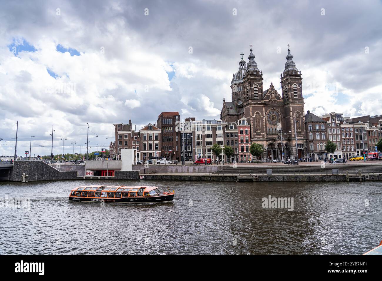 Amsterdam, Niederlande - 13. September 2024: Stadtlandschaft von Amsterdamer Straßen und mehreren Wasserkanälen mit historischen Gebäuden Stockfoto