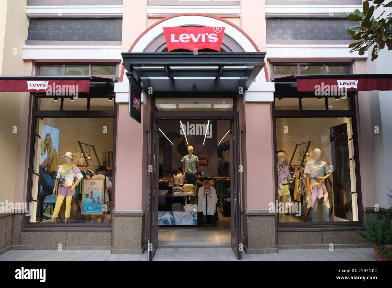 Suzhou, China-20. August 2023: Fassade des großen Levi's Bekleidungsgeschäfts Stockfoto