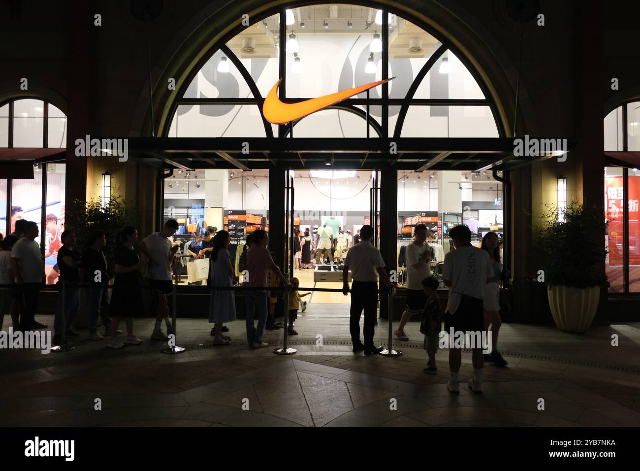 Viele Kunden in einem großen NIKE Einzelhandelsgeschäft Stockfoto