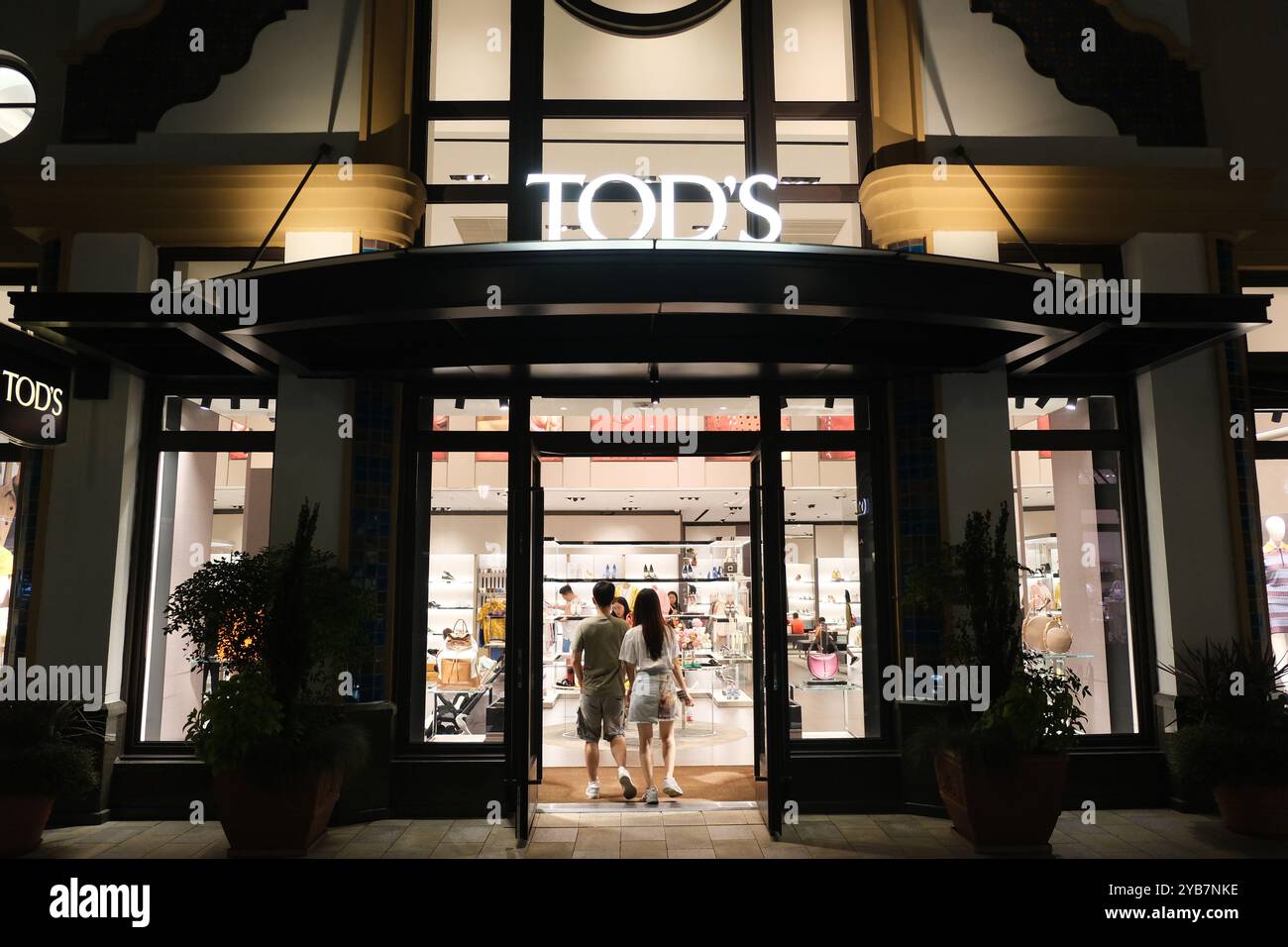 Suzhou, China-20. August 2023: Fassade eines großen tot-Einzelhandelsgeschäfts mit Kunden Stockfoto