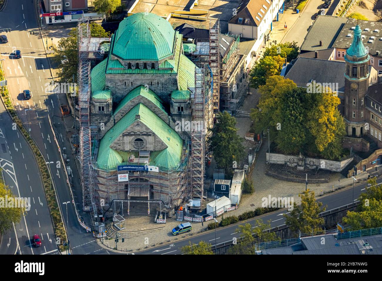 Luftbild, Andachtsstätte Alte Synagoge, Kulturzentrum zur jüdischen Geschichte, Gebäude mit Dachsanierung und Fassadensanierung, Edmund-Körner-Platz, Stadtkern, Essen, Ruhrgebiet, Nordrhein-Westfalen, Deutschland ACHTUNGxMINDESTHONORARx60xEURO *** Luftansicht, Gotteshaus Alte Synagoge, Kulturzentrum jüdischer Geschichte, Gebäude mit Dachsanierung und Fassadenrestaurierung, Edmund Körner Platz, Stadtzentrum, Essen, Ruhrgebiet, Nordrhein-Westfalen, Deutschland ATTENTIONxMINDESTHONORARx60xEURO Stockfoto