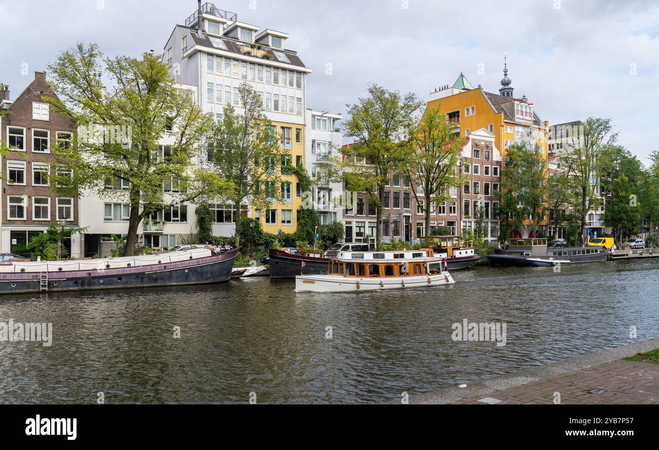 Amsterdam, Niederlande - 13. September 2024: Stadtlandschaft von Amsterdamer Straßen und mehreren Wasserkanälen mit historischen Gebäuden Stockfoto