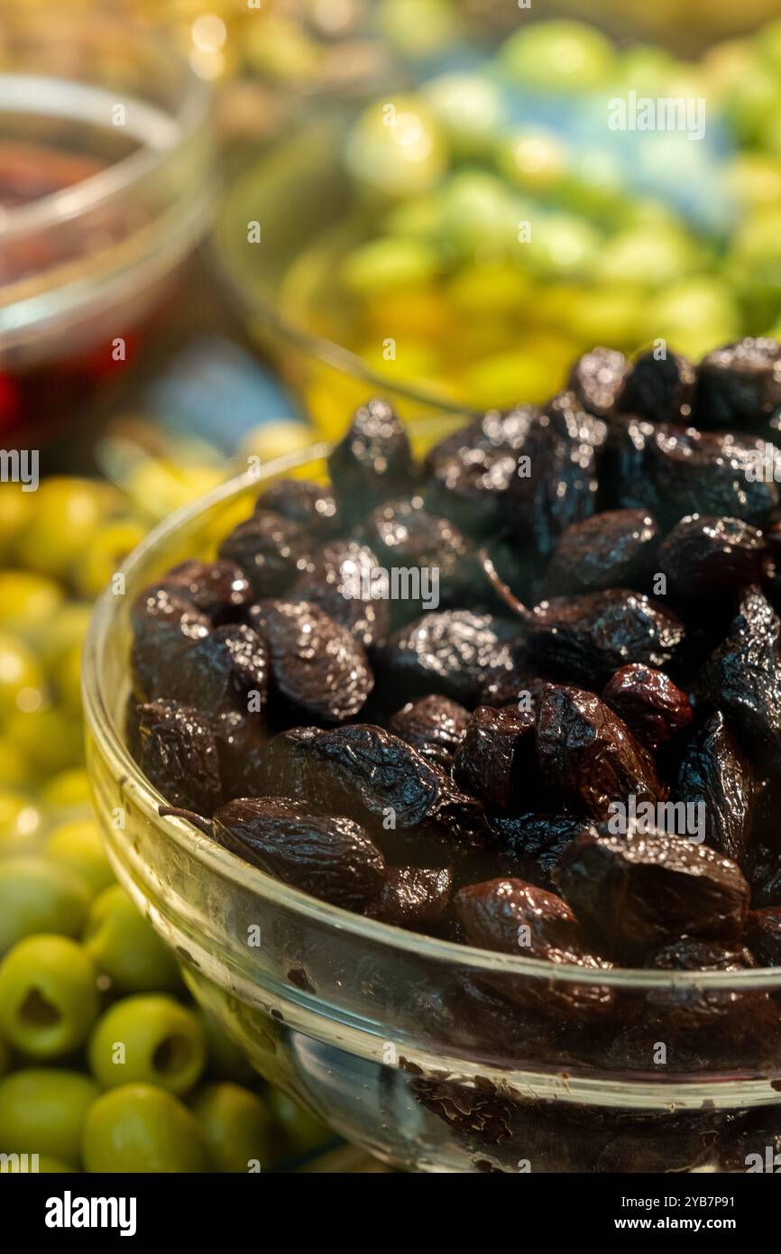 Oliven auf verschiedene Weise mariniert Stockfoto