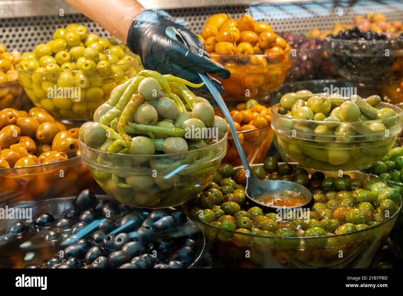 Oliven auf verschiedene Weise mariniert Stockfoto