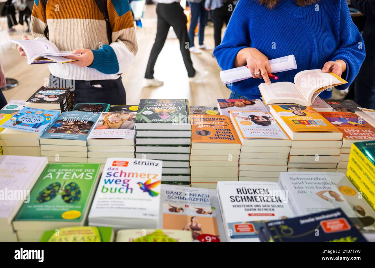 Medizinische Buecher auf der Buchmesse in Frankfurt am Main Foto vom 17.10.2024. Die fuenftaegige Frankfurter Buchmesse hat am Mittwoch 16.10.2024 für das Fachpublikum Ihre Pforten geoeffnet. In der ersten Haelfte ist die Literaturschau den Vertreterinnen und Vertreter von Handel und Verlagen vorbehalten, ab Freitagmittag kann jedermann auf das Messegelaende kommen. Ehrengast der Buchmesse in diesem Jahr ist Italien. NUR REDAKTIONELLE VERWENDUNG *** medizinische Bücher auf der Buchmesse in Frankfurt am Main Foto vom 17 10 2024 die fünfte Frankfurter Buchmesse öffnete am Mittwoch ihre Türen für das Fachpublikum Stockfoto
