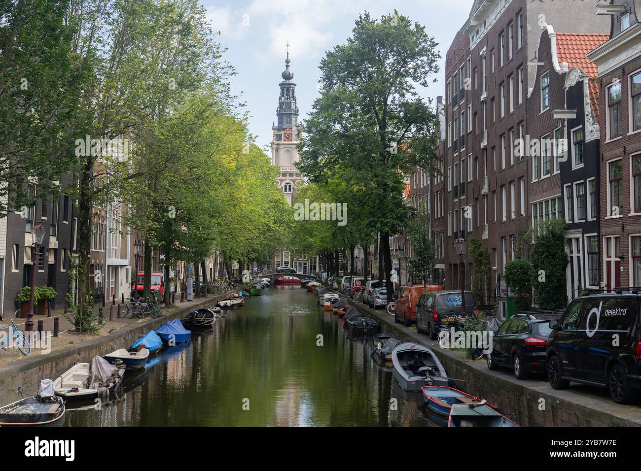 Amsterdam, Niederlande - 13. September 2024: Stadtlandschaft von Amsterdamer Straßen und mehreren Wasserkanälen mit historischen Gebäuden Stockfoto