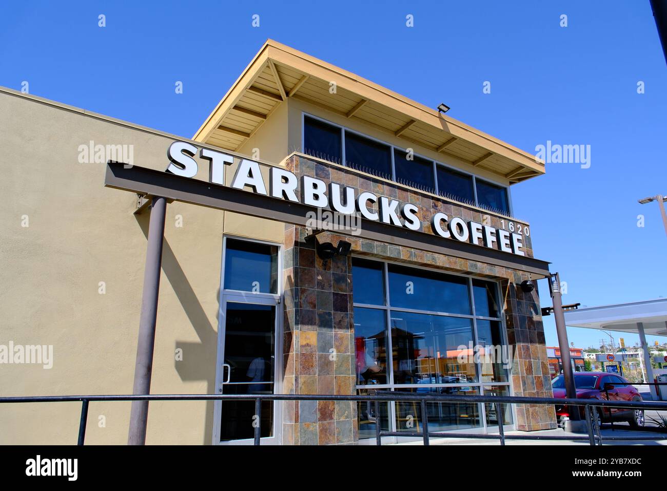 Barstow, Kalifornien, USA - 12. Juni 2024: Starbucks Coffee Store außen Stockfoto
