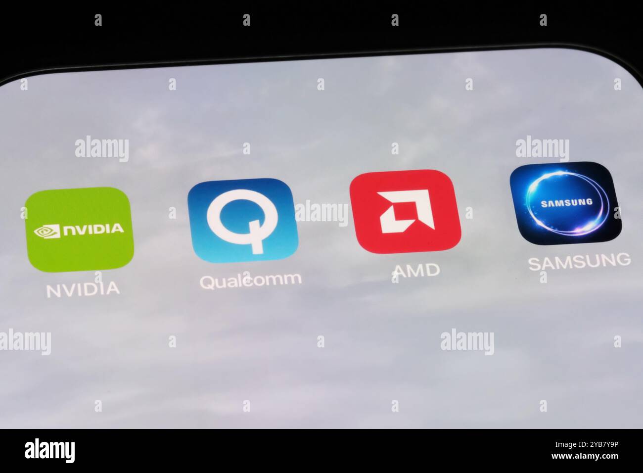 Shanghai, China, 12. Juli 2024: Qualcomm Incorporated, AMD, Nvidia Corporation, Samsung. Verschiedene Markensymbole für Halbleiterhersteller Stockfoto