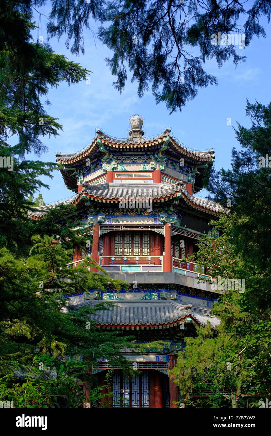 Klassischer traditioneller chinesischer Turm im Sommerpalast, Peking, China. Alte chinesische Architektur Stockfoto