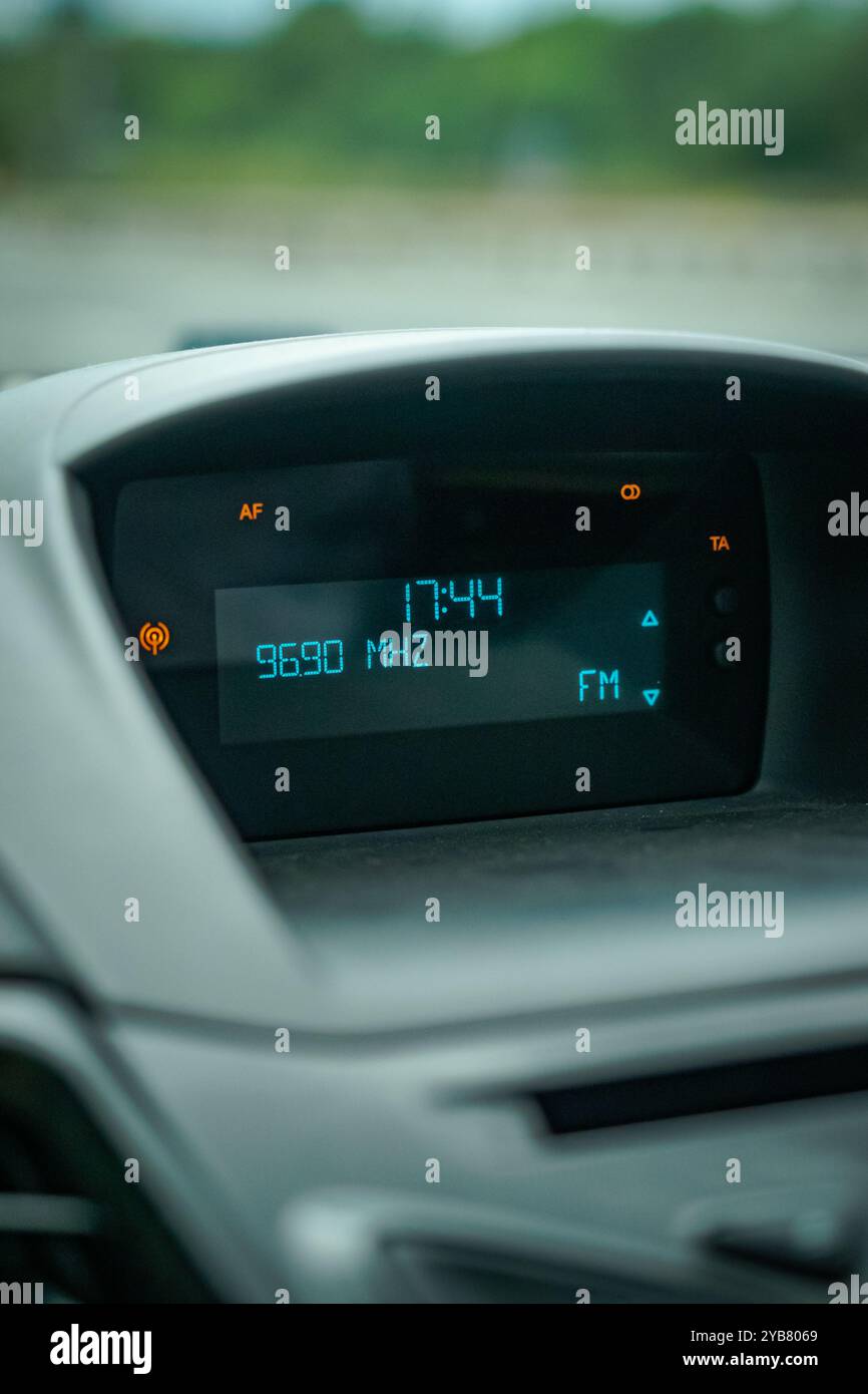 Zeit auf dem Dashboard Stockfoto