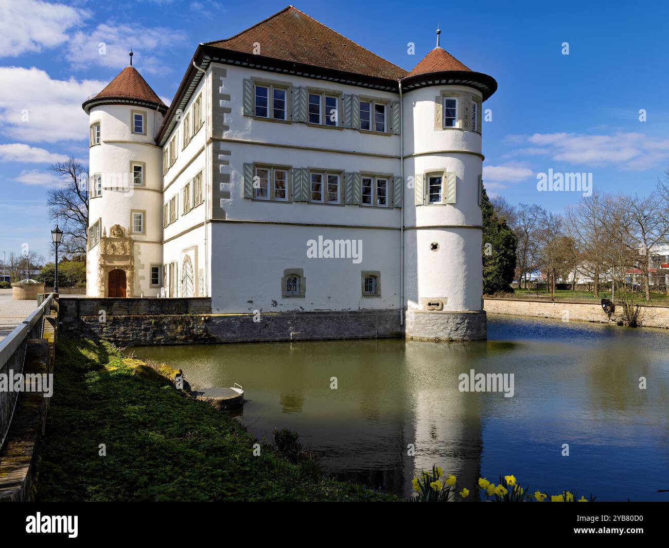 Blick auf die Burg Bad Rappenau zu Beginn des Frühlings mit Reflexionen im Burggraben Stockfoto