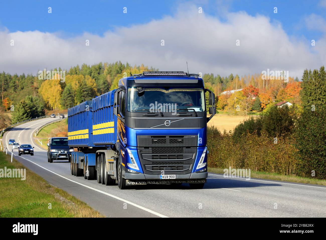 Saisonaler Zuckerrübentransport in Südfinnland mit blaugelbem Volvo FH Kipper Anhänger auf Highway 52. Salo, Finnland. Oktober 2024. Stockfoto