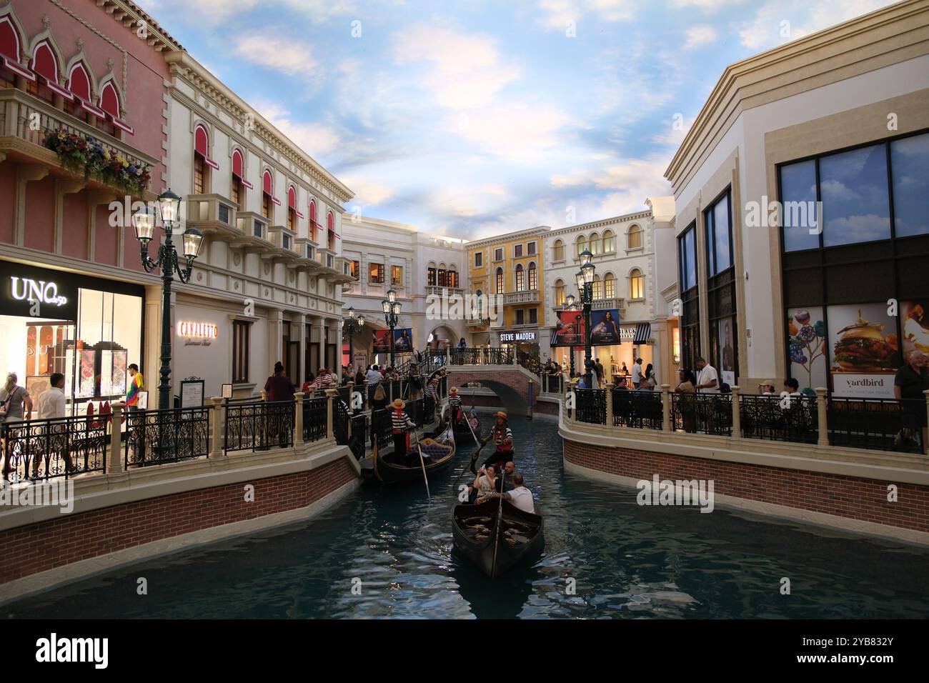 Las Vegas, Nevada, USA - 17. Juni 2024: Indoor Canal mit Touristen auf dem Boot im venezianischen Las Vegas Hotel Stockfoto