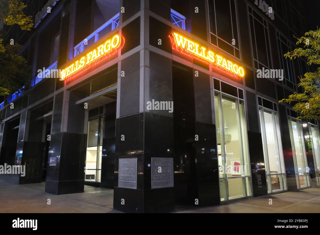 Salt Lake City, Utah, USA - 16. Juni 2024: Wells Fargo Bankfiliale bei Nacht Stockfoto