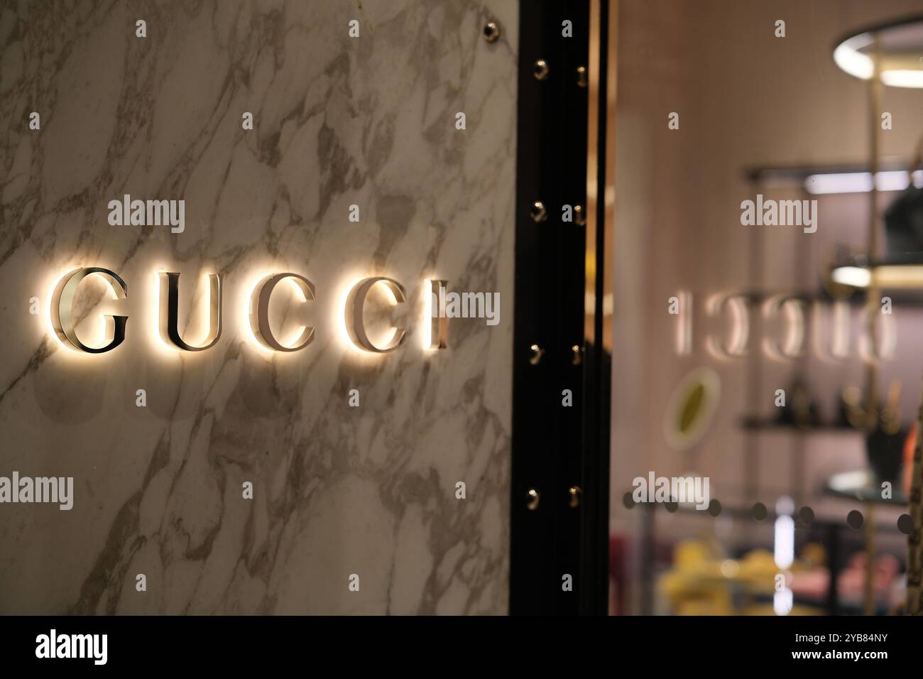 Shanghai, China-15. Okt. 2023: GUCCI Store Sign Markenlogo Stockfoto