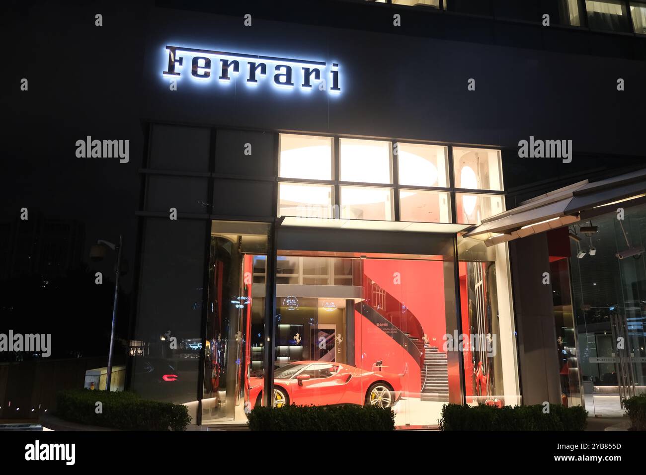 Shanghai, China-4. November 2023: Ferrari-Autohaus bei Nacht Stockfoto