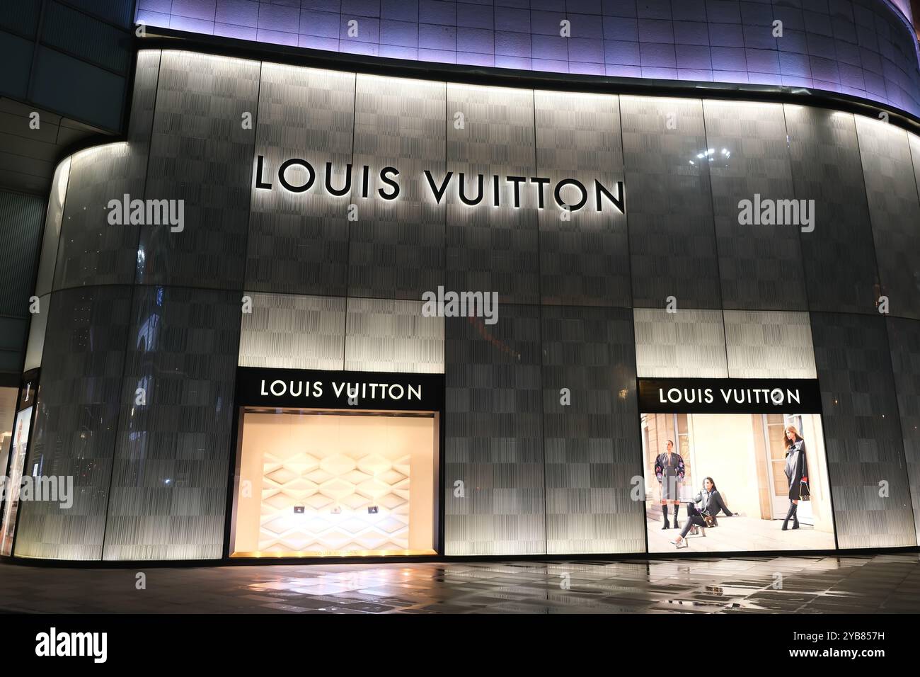 Großes Louis Vuitton Geschäft außen Stockfoto