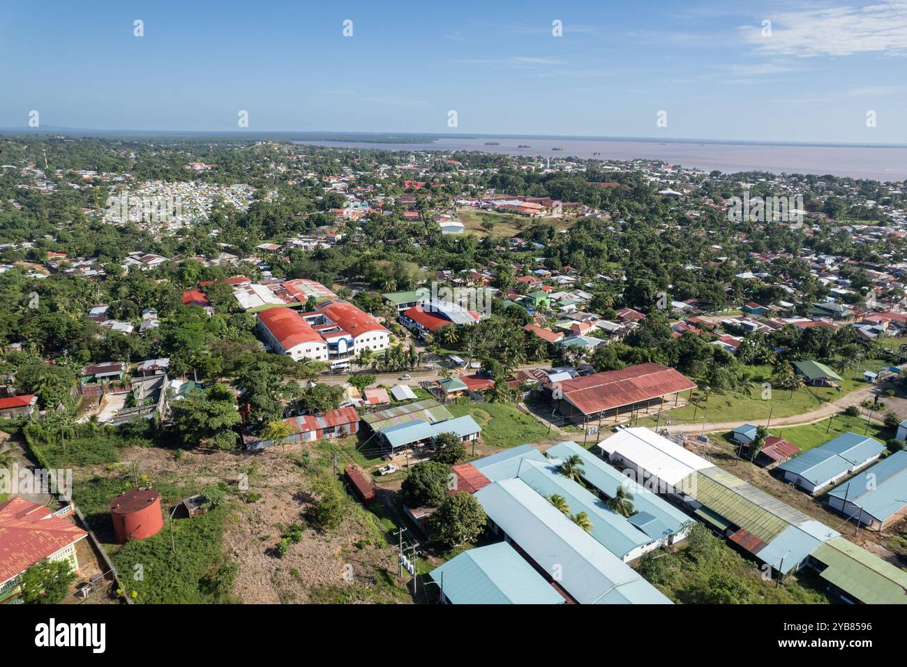 Tropische Stadtlandschaft mit hellem, sonnigem Tagesblick von Drohnen Stockfoto