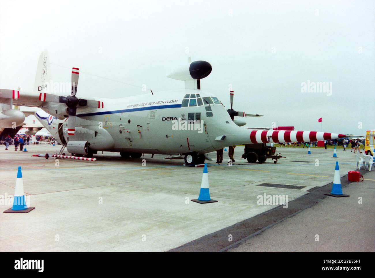 Lockheed C-130K Hercules W2 XV208 wurde auch als Snoopy of DERA / Meteorological Research Flight bezeichnet und ist auf der Royal International Air Tattoo Airshow im Juli 2000 in der RAF Cottesmore zu sehen. Das Flugzeug wurde 1967 als Hercules C.1-Transport an die RAF geliefert und 1973 zur Wetterforschung in Hercules W.2 umgebaut. 2005 wurde er von seinen Verkleidungen entfernt und als Motorteststand für A400M verwendet, bis er 2015 verschrottet wurde. Stockfoto