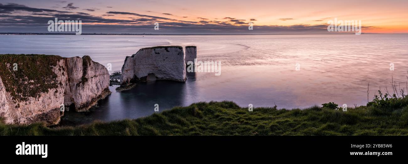 Sehen Sie sich den alten harry Rock während der Dämmerung an, Dorset UK Stockfoto