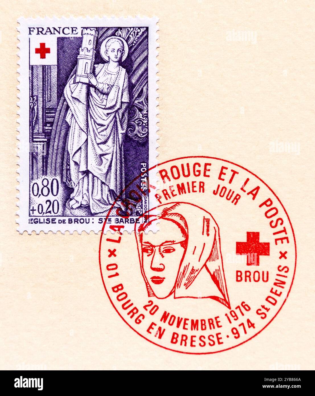 Frankreichs Briefmarke mit Darstellung einer religiösen Skulptur für das Rote Kreuz Croix und gestempelt am ersten Ausgabetag, 20. November 1976. Stockfoto