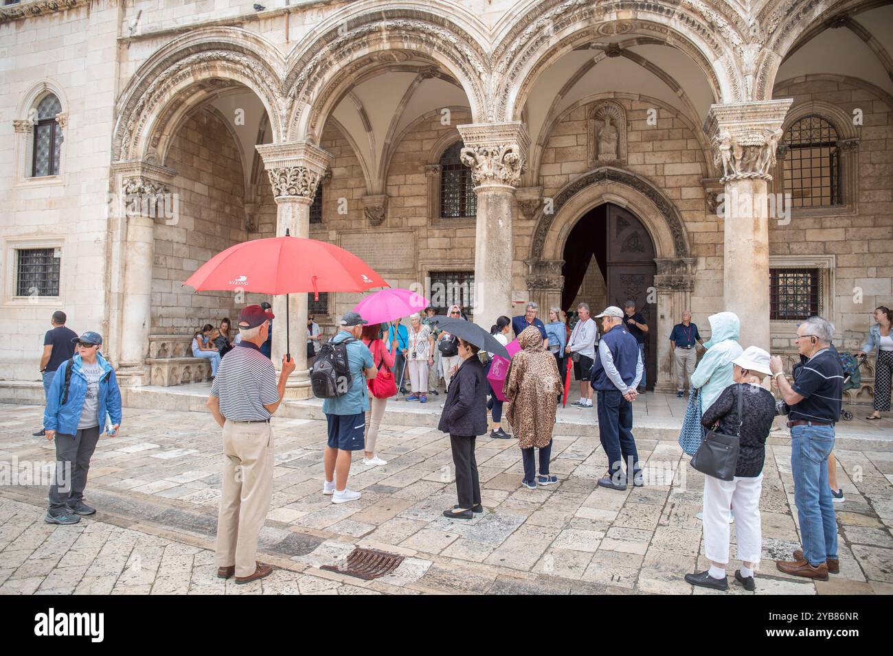 Dubrovnik, Kroatien. Oktober 2024. Touristen laufen und machen Fotos auf Stradun trotz des Regens am 17. Oktober 2024 in Dubrovnik, Kroatien. Foto: Grgo Jelavic/PIXSELL Credit: Pixsell/Alamy Live News Stockfoto