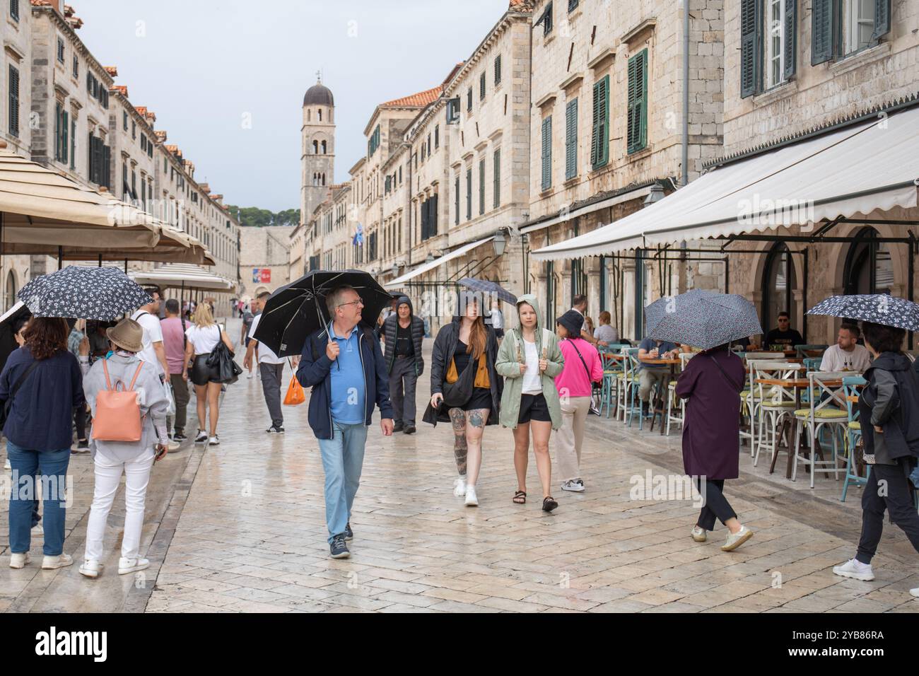 Dubrovnik, Kroatien. Oktober 2024. Touristen laufen und machen Fotos auf Stradun trotz des Regens am 17. Oktober 2024 in Dubrovnik, Kroatien. Foto: Grgo Jelavic/PIXSELL Credit: Pixsell/Alamy Live News Stockfoto