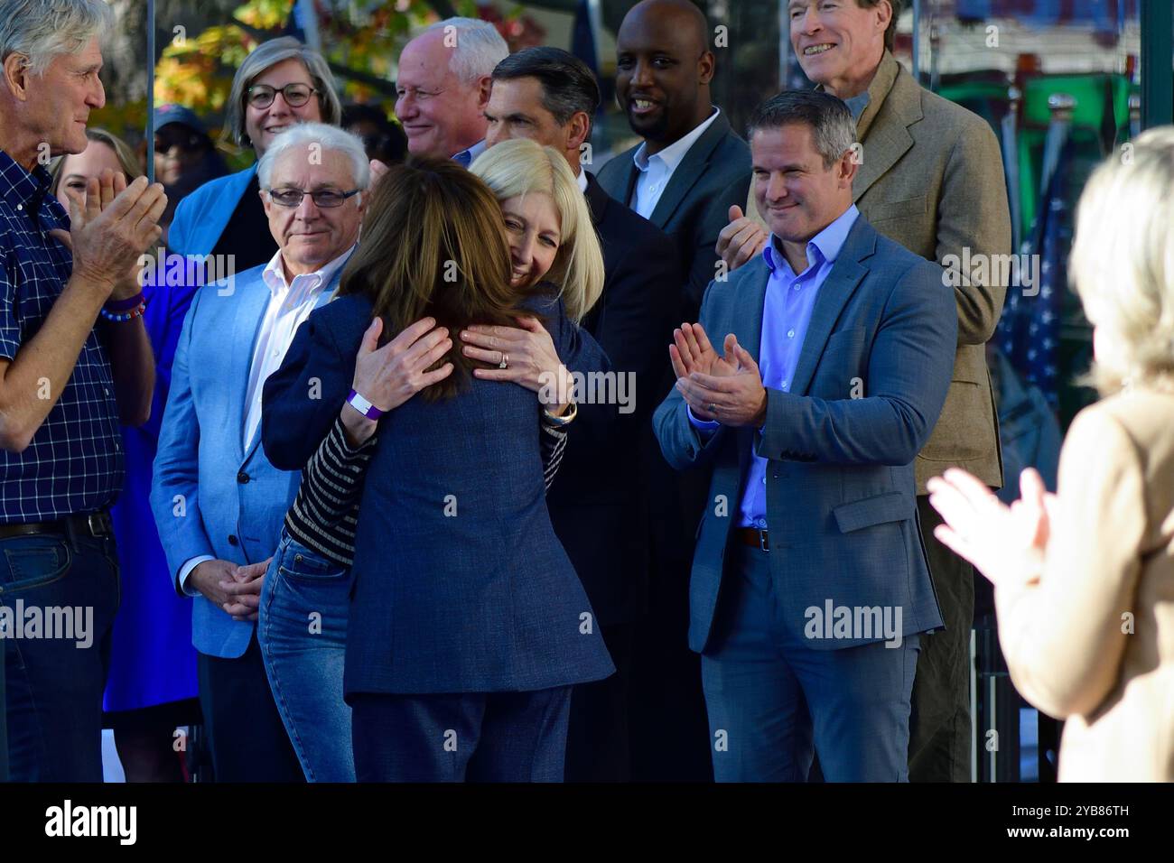 Bob und Kristina lange teilen sich die Bühne mit VP Kamala Harris während einer Rallye der Republikaner für Harris in Bucks County, PA am 16. Oktober 2024. Quelle: OOgImages/Alamy Live News Stockfoto